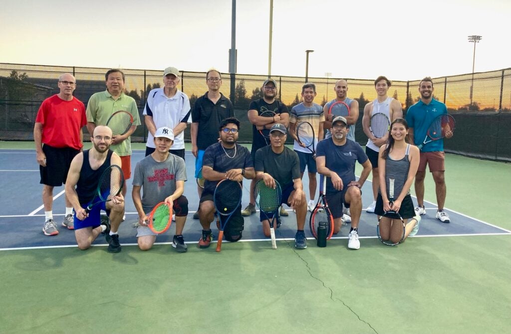 Grupo em sessão drop-in de tênis