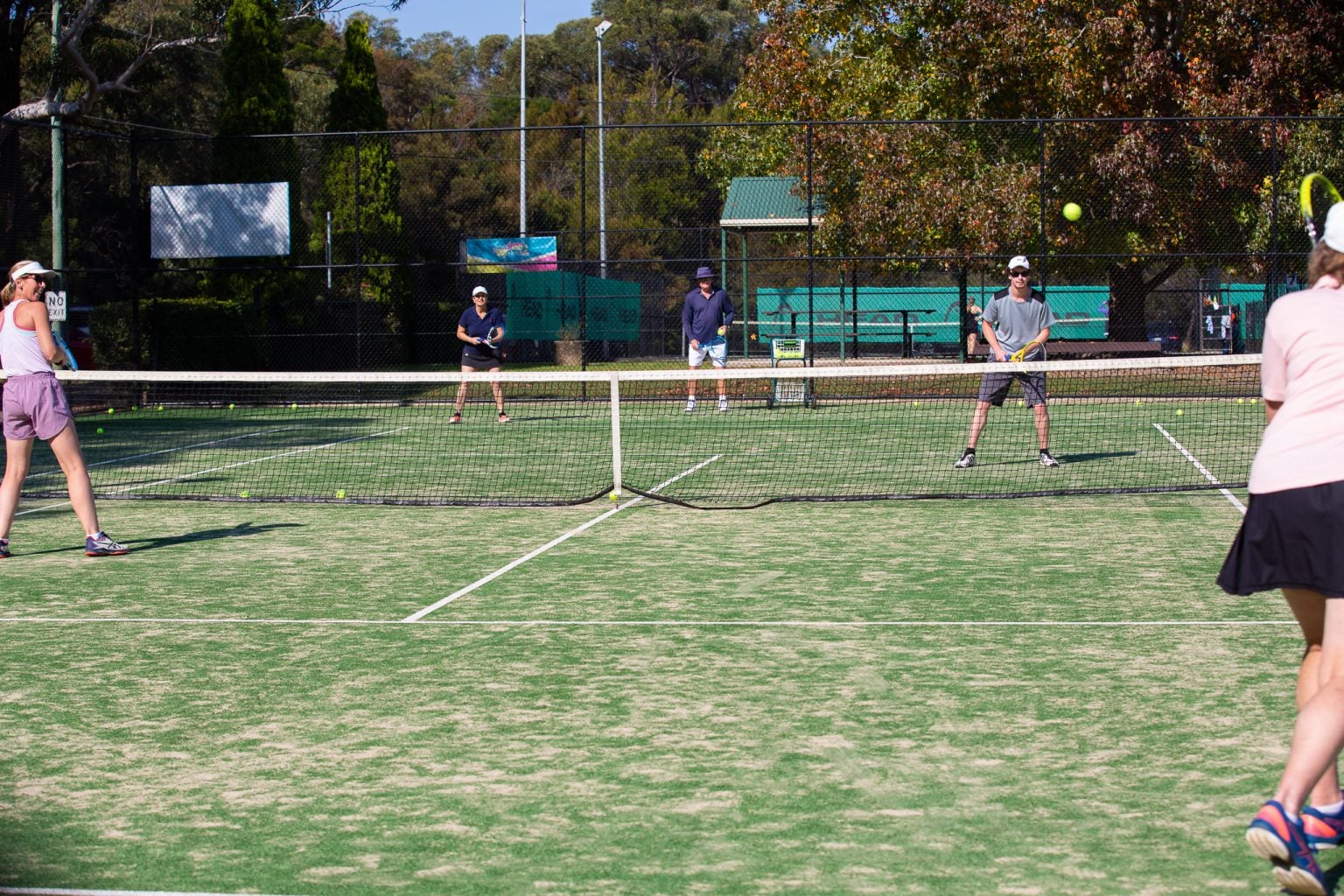 Jogadores em tênis casual