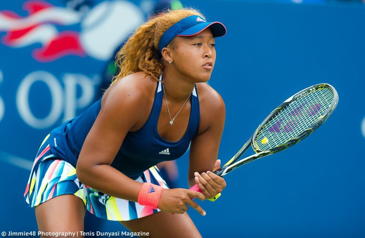 Naomi Osaka em ação no tênis