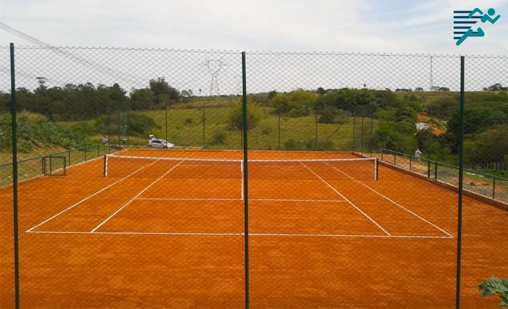 Quadra de tênis em saibro residencial