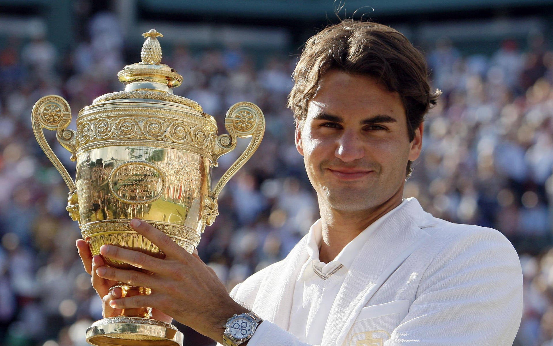 Roger Federer erguendo troféu Wimbledon