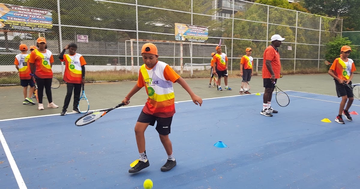 Clínica de tênis gratuita para crianças carentes