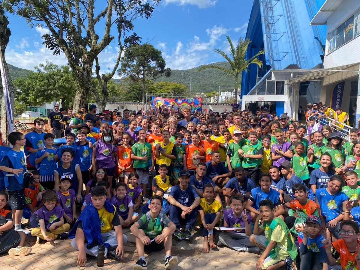 Guga Kuerten com crianças beneficiadas pelo Instituto Guga Kuerten