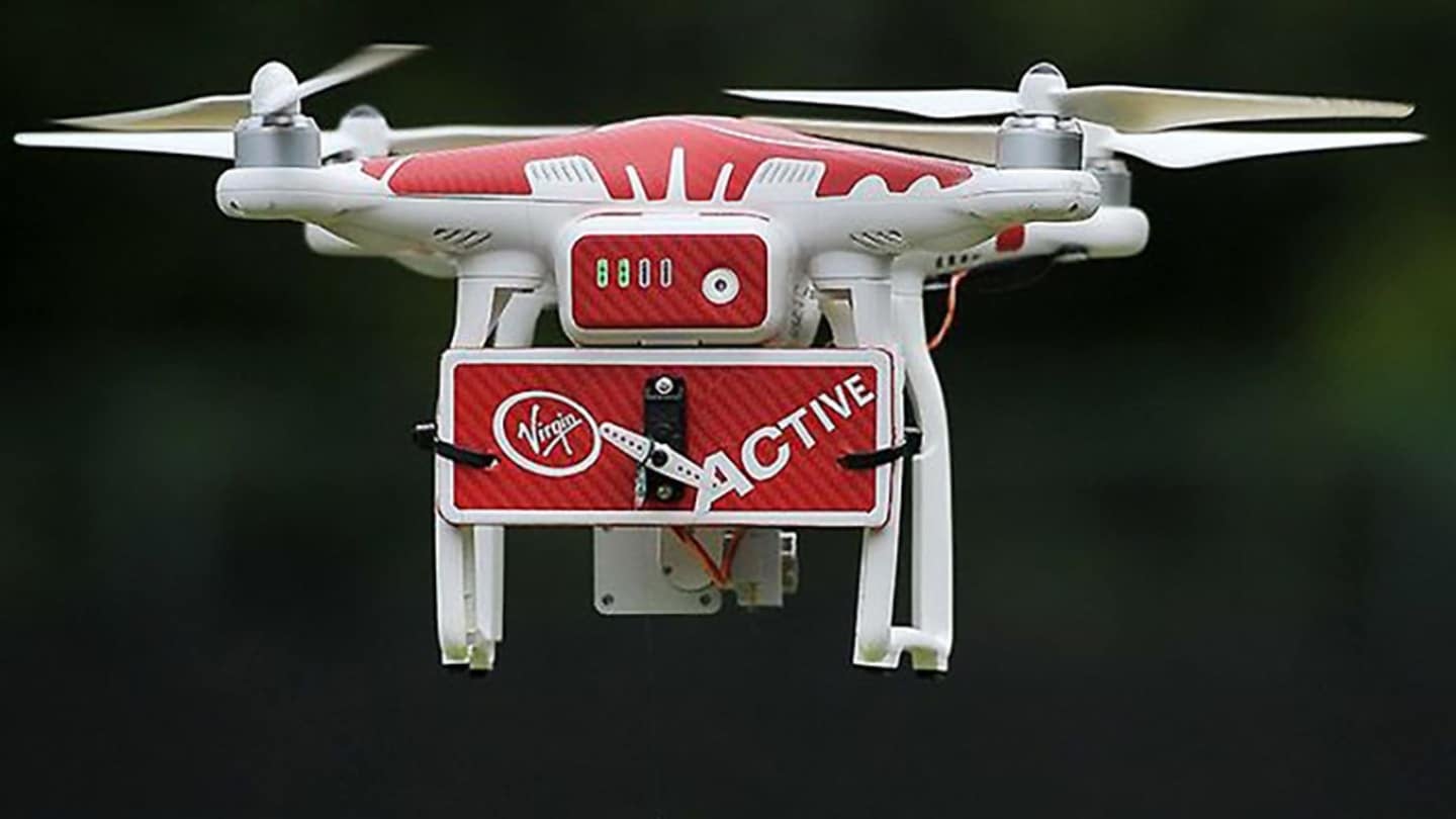 Virgin Active Drone-ovic em ação na quadra de tênis