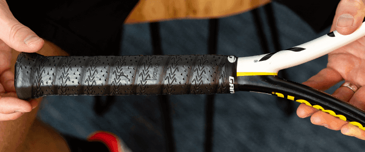Grip de reposição instalado em raquete de tênis