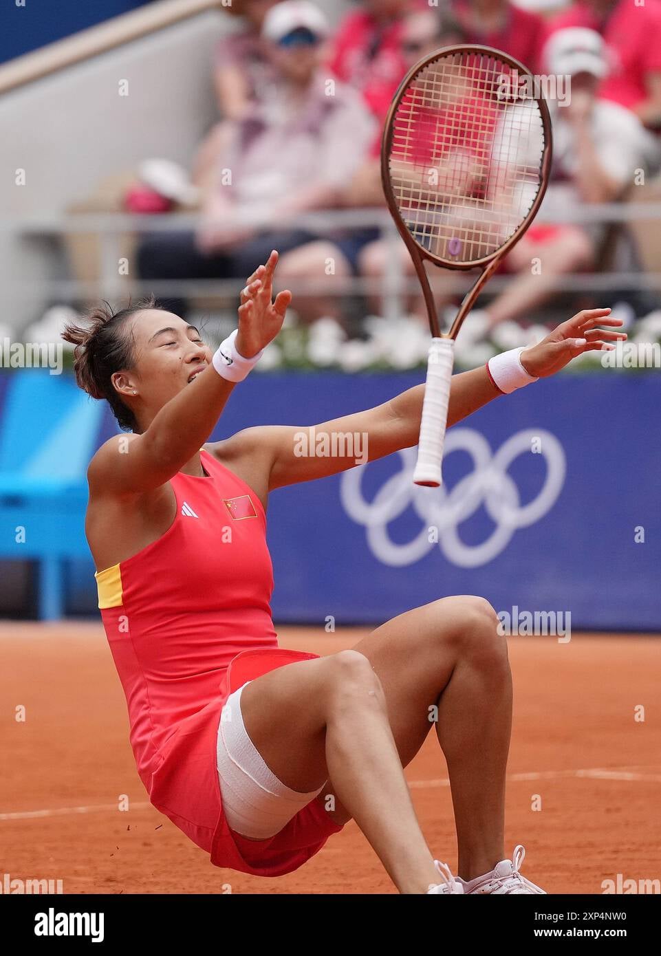 Zheng Qinwen celebrating Olympic gold in Paris 2024