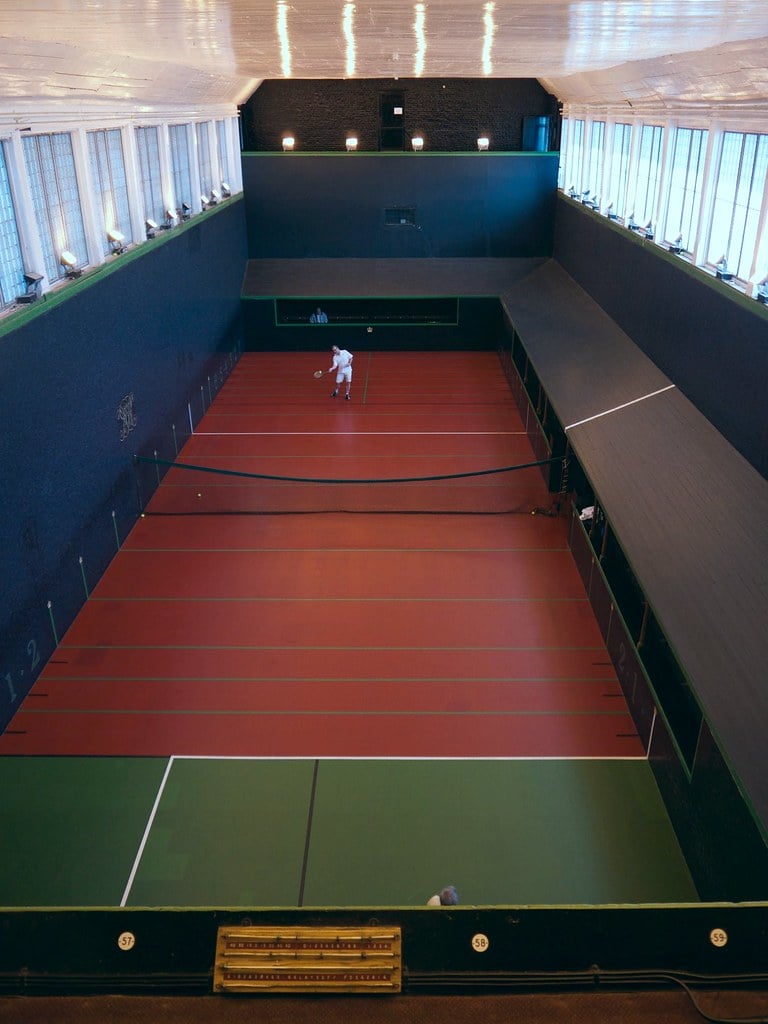 Jogadores em ação na quadra de tênis real de Hampton Court