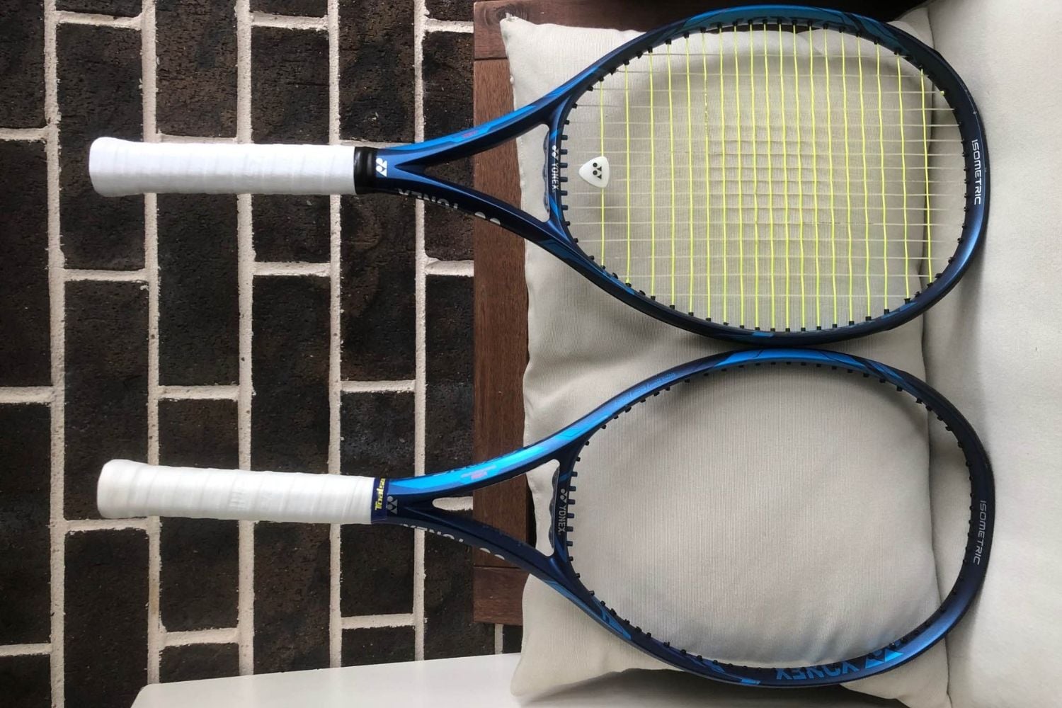 Tennis racket strung vs unstrung weight comparison