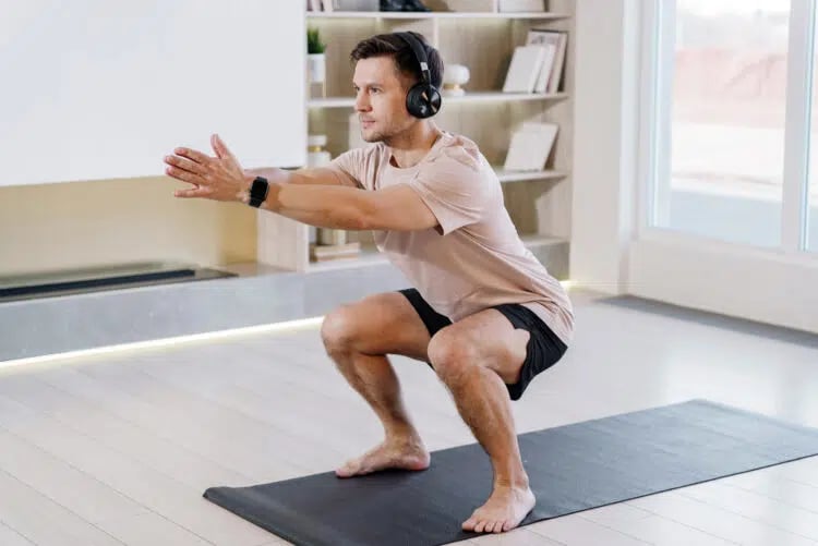 Agachamento com peso corporal para tenistas iniciantes