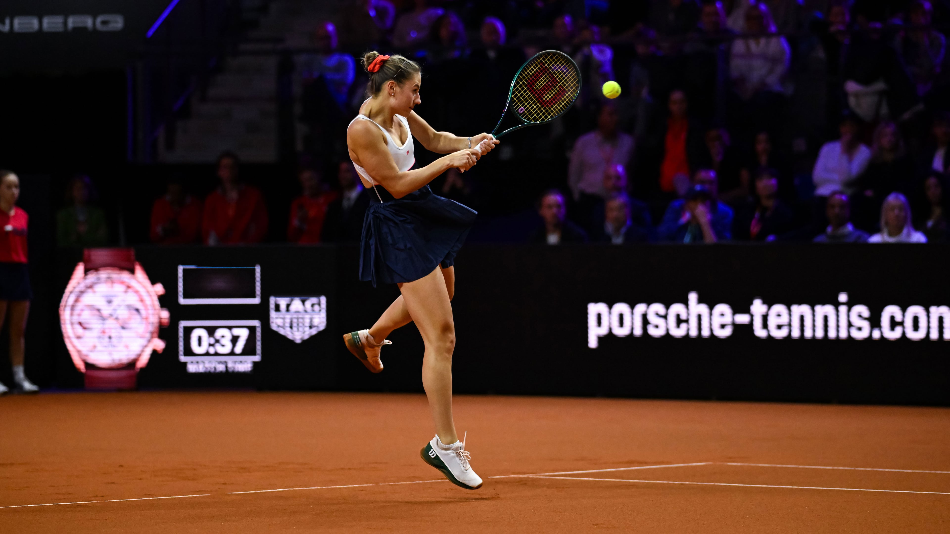Elena Rybakina no Porsche Tennis Grand Prix saibro indoor