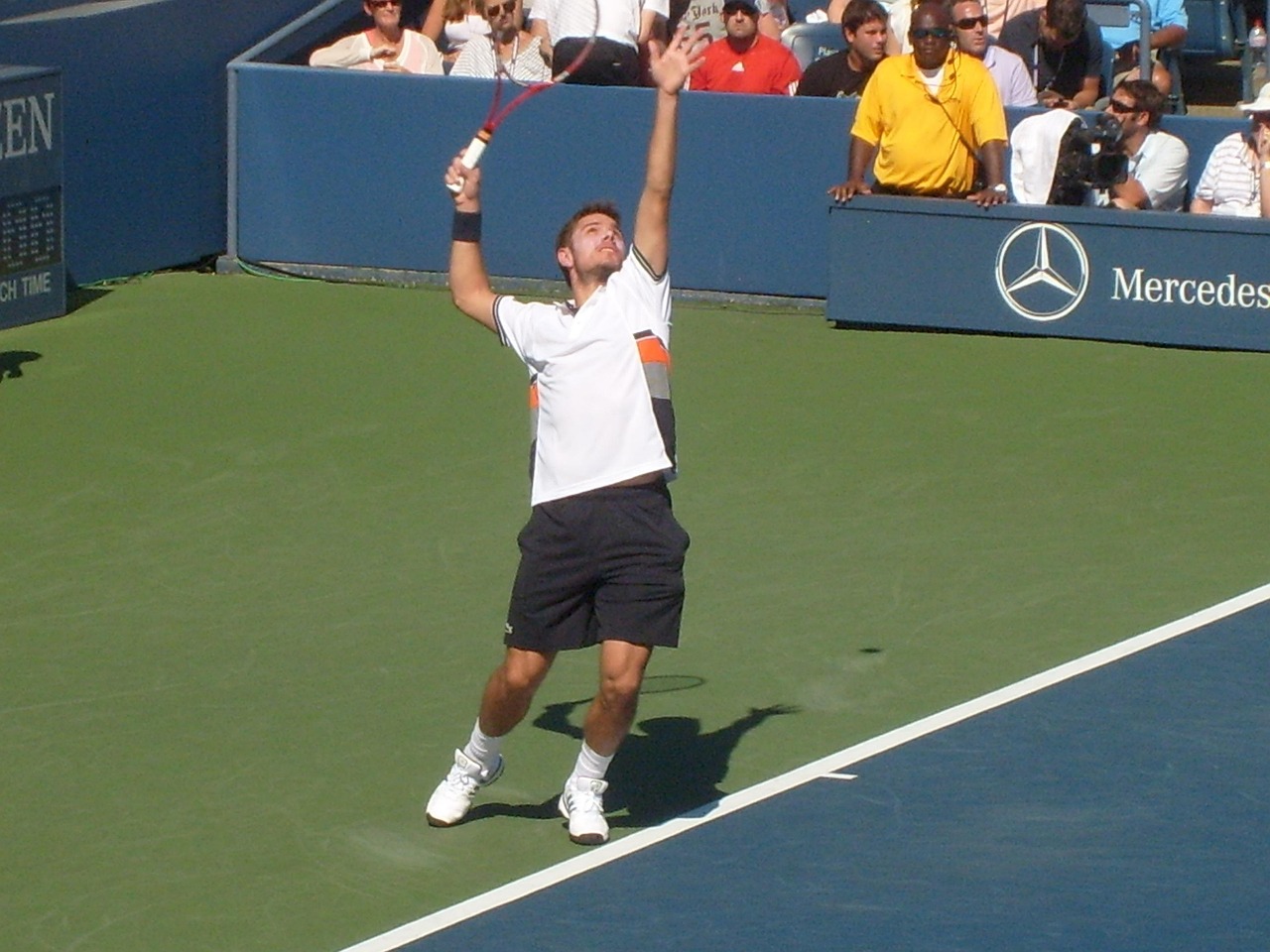 Imagem de destaque do post: Alcaraz supera susto com lesão no pé e avança no ATP 500 de Tóquio