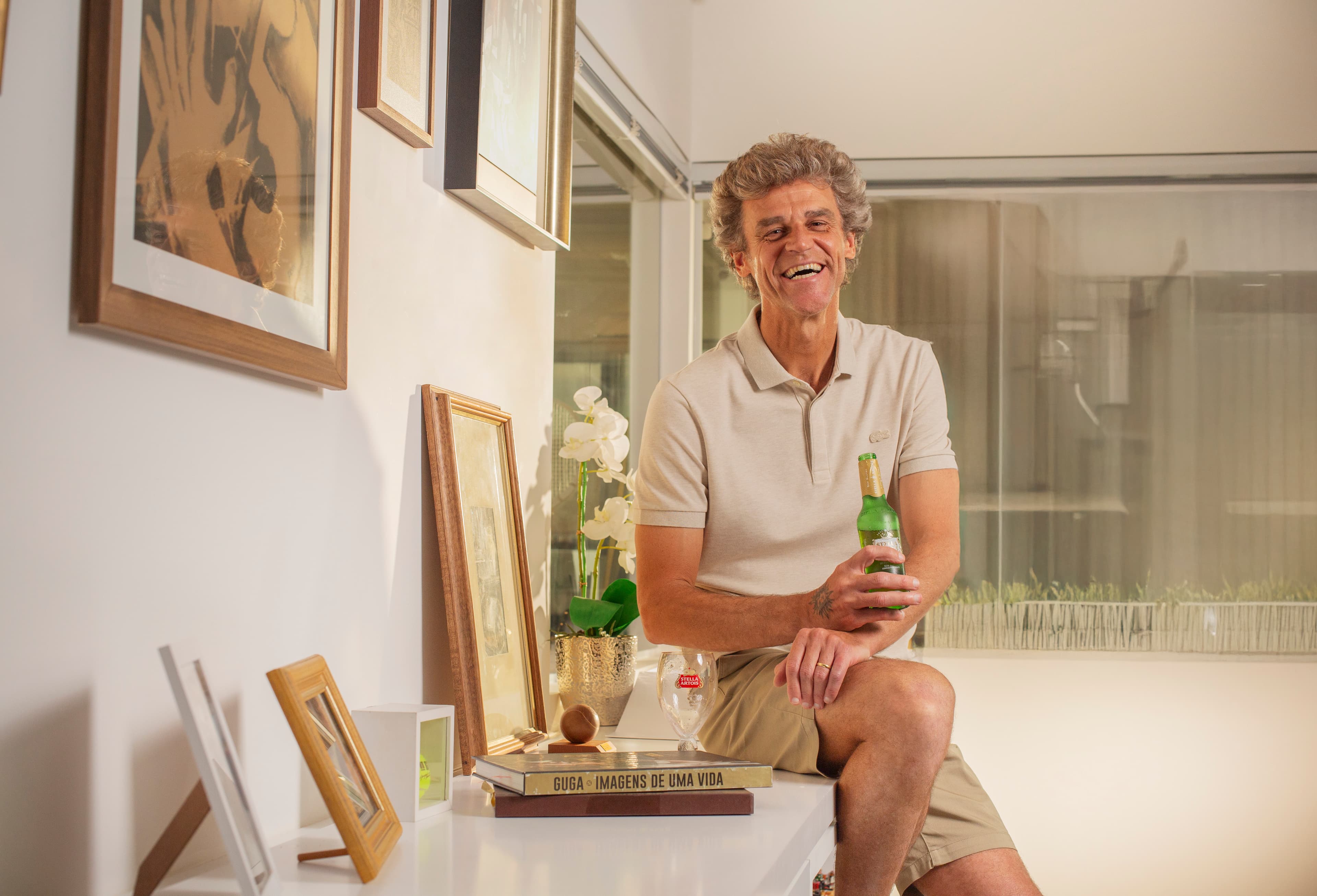 Imagem de destaque do post: Stella Artois celebra retorno do tênis à Costa do Sauípe com taça especial em homenagem a Guga