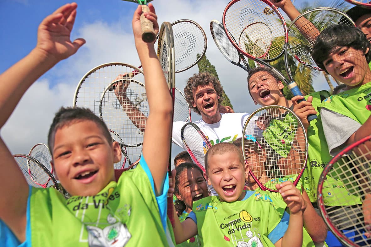 Imagem de destaque do post: Como Organizar Clínicas de Tênis Gratuitas para Crianças Carentes: Guia Prático para Comunidades