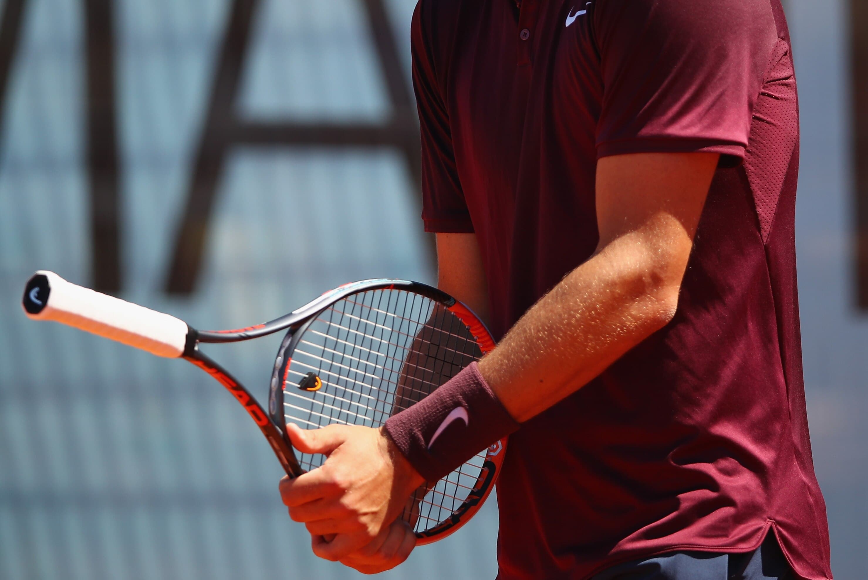 Imagem de destaque do post: Bernard Tomic raquete invertida no match point: o lance que virou meme e o que ele nos ensina