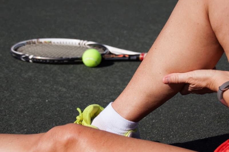 Imagem de destaque do post: Tennis Leg: entenda a lesão de panturrilha que mais atinge tenistas e como evitar parar por semanas