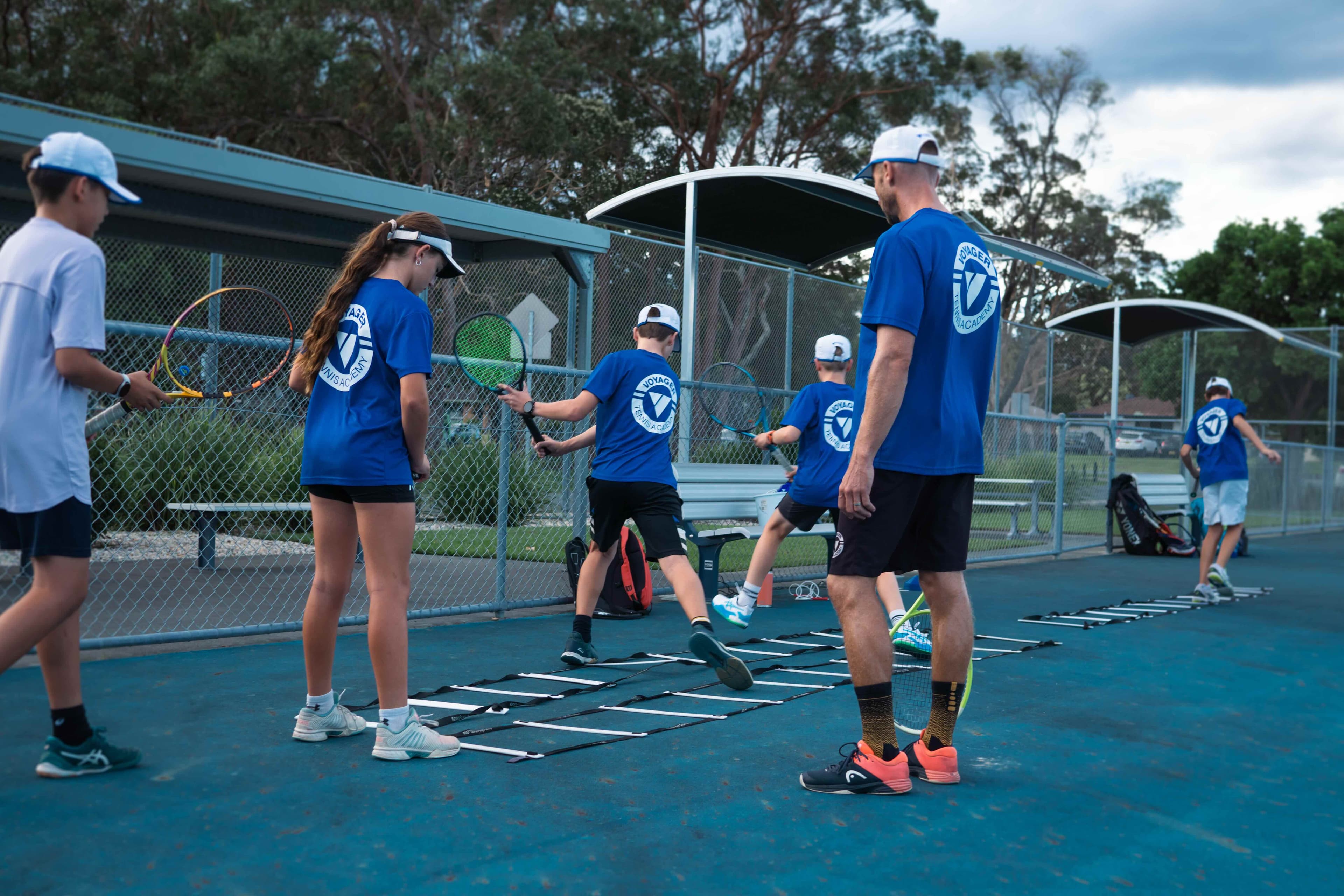 Drills essenciais para treinadores de tênis juvenil: aperfeiçoando o toss do saque, grip correto e potência no forehand e backhand