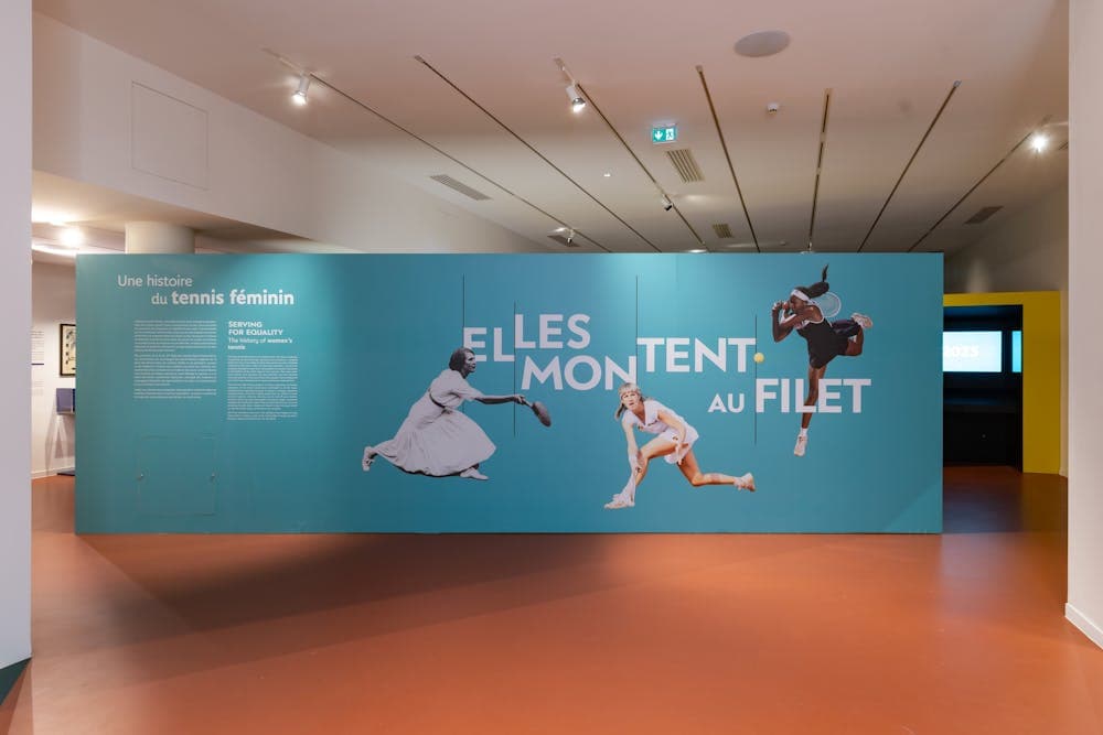 Tenniseum: “Serving for Equality” — a história do tênis feminino em exposição no Roland-Garros 2026